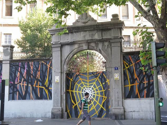 Callejón urbano nocturno con grafitis de Bitcoin y vibrantes reflejos de neón que resaltan una escena de arte callejero moderno.
