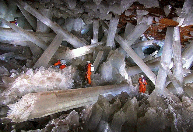 Gigantescos cristales naturales dentro de la Cueva de Cristal de Naica en México forman una extraordinaria maravilla geológica.