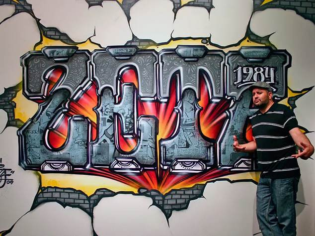 Obra de grafiti urbano que representa el año 2014 con colores vibrantes y efectos de paredes agrietadas que ilustran la cultura del arte callejero.