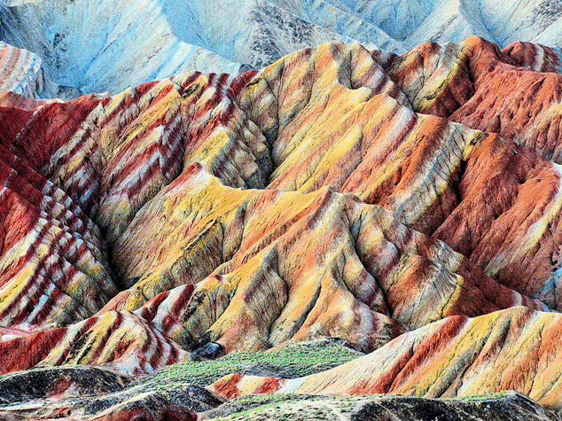 Montañas rayadas de colores de Zhangye Danxia, China, que muestran formaciones geológicas raras.