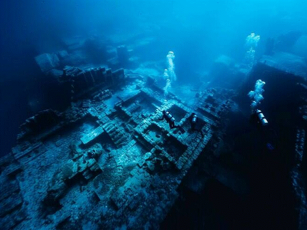 Ruinas submarinas de una antigua ciudad hundida exploradas por buceadores.