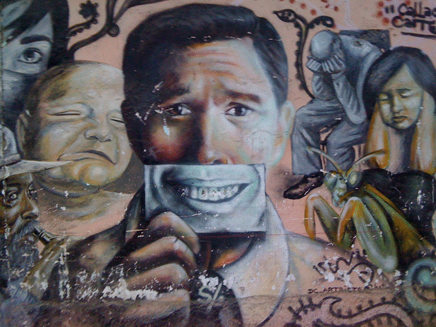 Artista creando un gran mural abstracto en un edificio de la ciudad, que ilustra el arte callejero urbano y la cultura del graffiti en progreso.