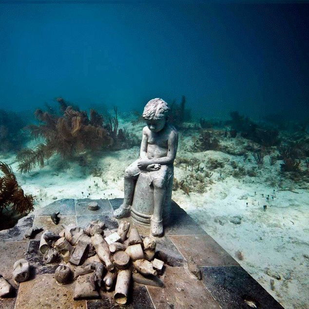 Instalación de esculturas submarinas que muestra una experiencia de museo de arte oculta y poco convencional.