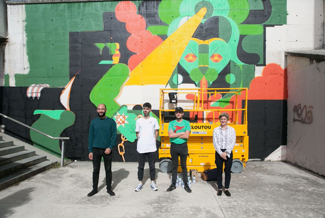 Estrecho callejón urbano con vibrantes grafitis anónimos y pavimento mojado reflectante por la noche