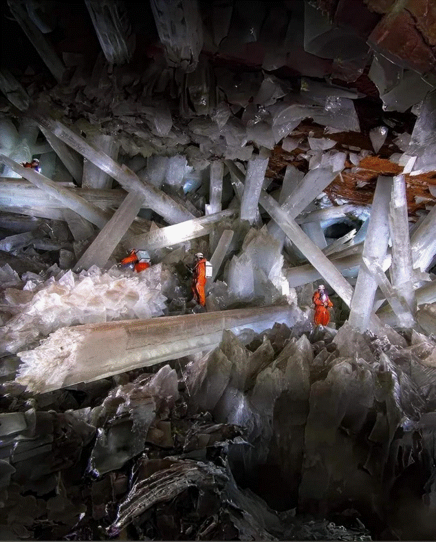Dentro de la Cueva de los Cristales en Naica, México, se encuentran cristales de selenita gigantes que se elevan varios metros de altura.